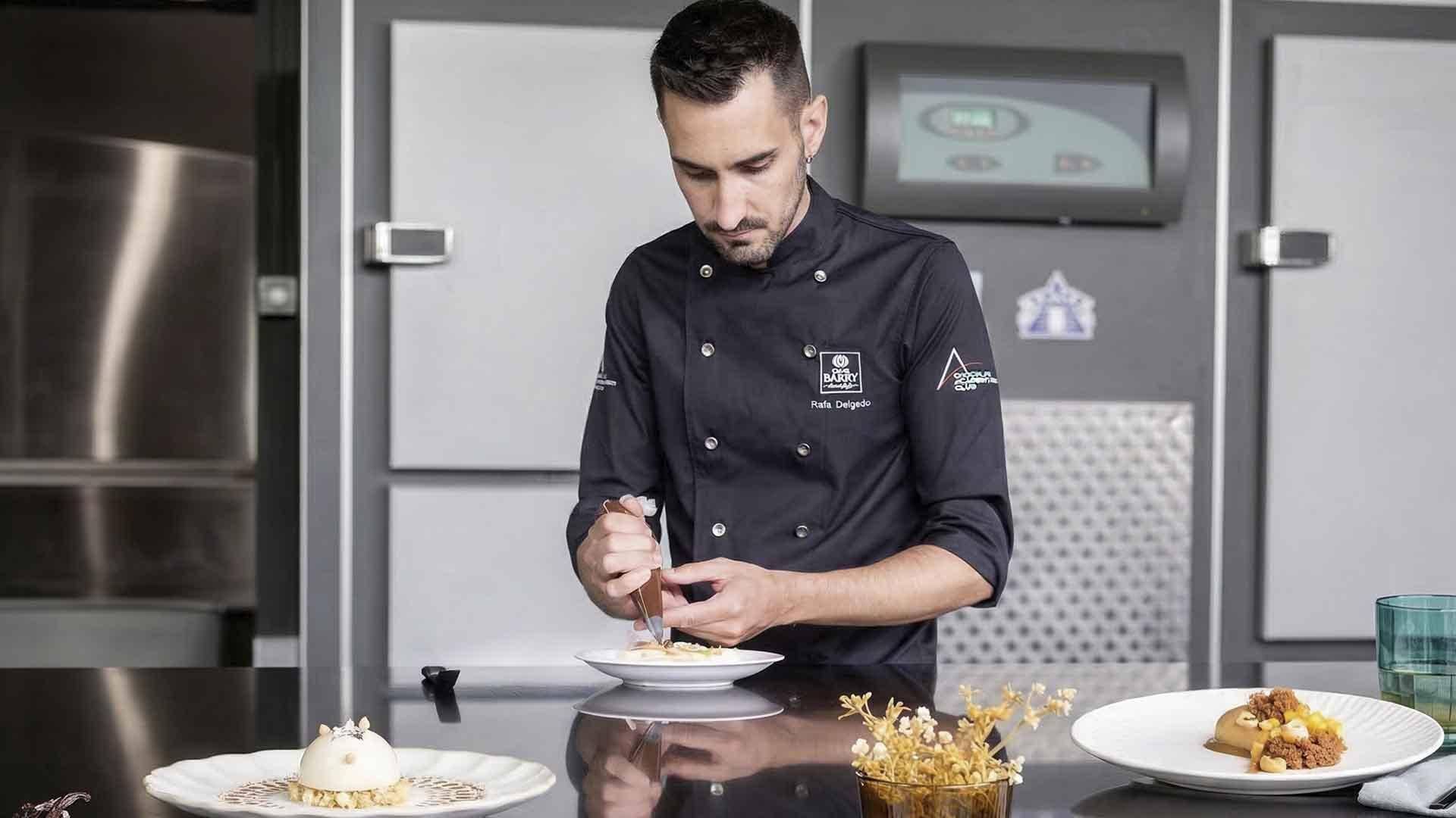 rafa delgado realizando postre