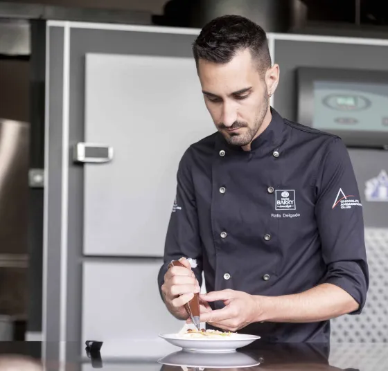 rafa delgado realizando postre