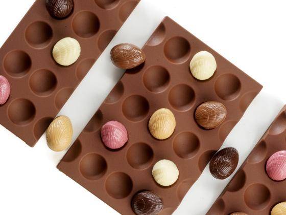 pascua 2026  Chef Thibault Doridot Cacao Barry Chocolate moldeado con mini huevos rellenos en diferentes variedades, pensado para producciones de Pascua artesanales.